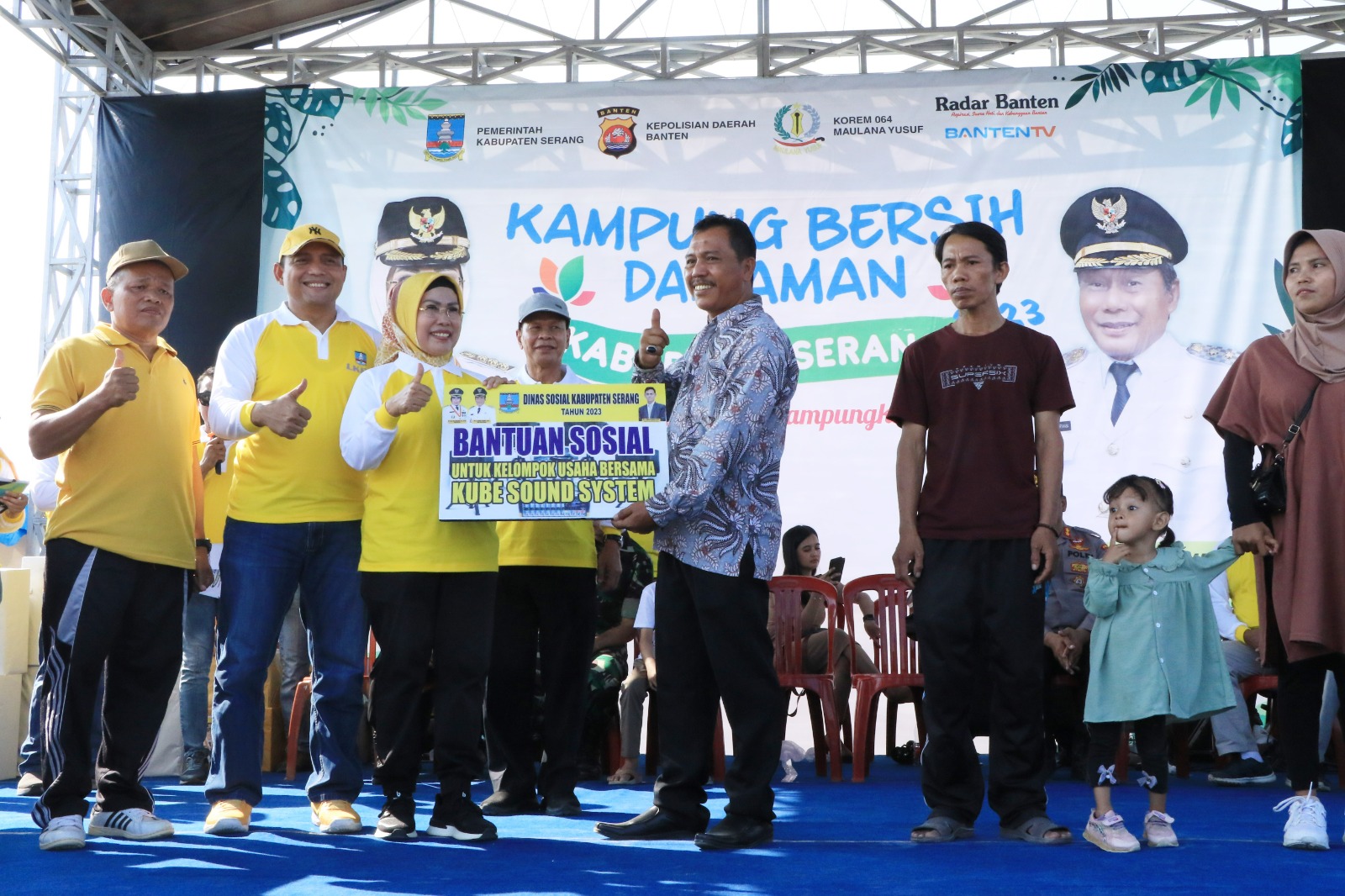 Bupati Serang saat memberikan bantuan secara simbolis dalam acara Kampung Bersih dan Aman