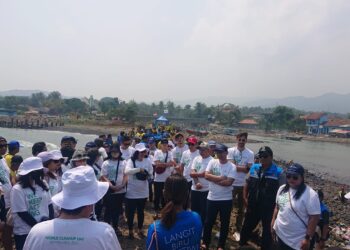 Bersihkan Sampah di Pantai Muara Pasauran Anyer, DPUPR Banten Terjunkan 100 Personel
