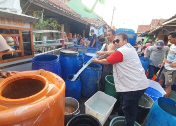 Bantu Masyarakat Kabupaten Serang Atasi Kekeringan, YBM PLN Salurkan Bantuan Air Bersih Sebanyak 96.000 Liter