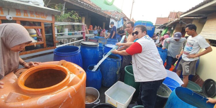 Bantu Masyarakat Kabupaten Serang Atasi Kekeringan, YBM PLN Salurkan Bantuan Air Bersih Sebanyak 96.000 Liter