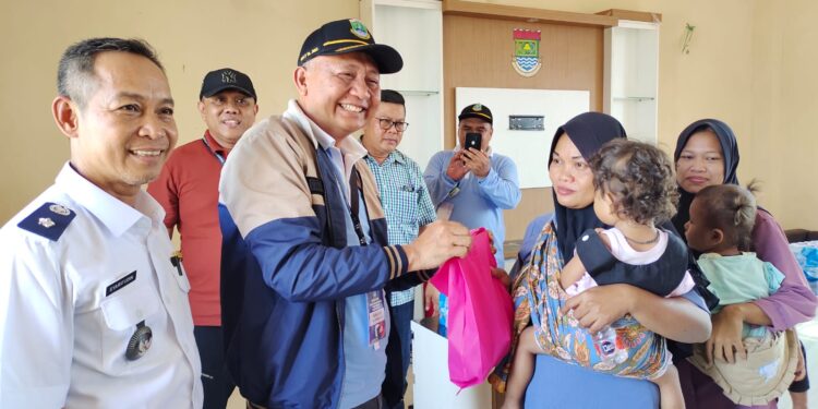 Peserta PKN II BPSDM Provinsi Banten Salurkan Bantuan Penanganan Stunting