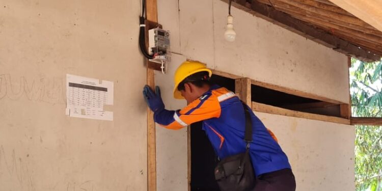 Nyalakan Mimpi Pelanggan, Program Light Up The Dream PLN Bantu Masyarakat Dapatkan Sambungan Listrik Gratis