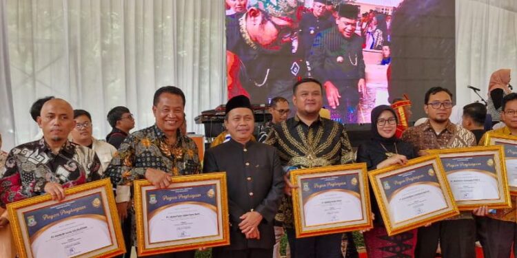 Ikut Berkontribusi Bagi Pembangunan, PLN Banten Dianugerahi Penghargaan Terpatuh Wajib Pajak Penerangan Jalan