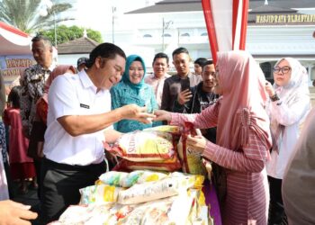 Buka Bazar Ramadan 1445 H, Almuktabar Berikan Diskon Harga saat Layani Pembeli Beras