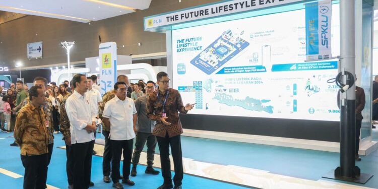 Dikunjungi Presiden Jokowi, Dirut PLN Paparkan Kesiapan Ekosistem Kendaraan Listrik di Booth PLN di PEVS 2024