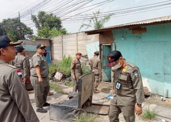 Satpol PP Kabupaten Serang Bongkar Lima Bangunan Liar di Kragilan