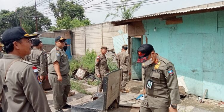 Satpol PP Kabupaten Serang Bongkar Lima Bangunan Liar di Kragilan