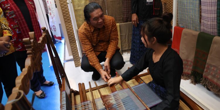 Buka Karya Kreatif Banten, Pj Gubernur Al Muktabar Kenakan Wastra Tenun Baduy