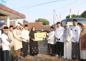 Sholat Ied di Masjid Baitussalam Pabuaran, Bupati Serang Salurkan Hewan Qurban