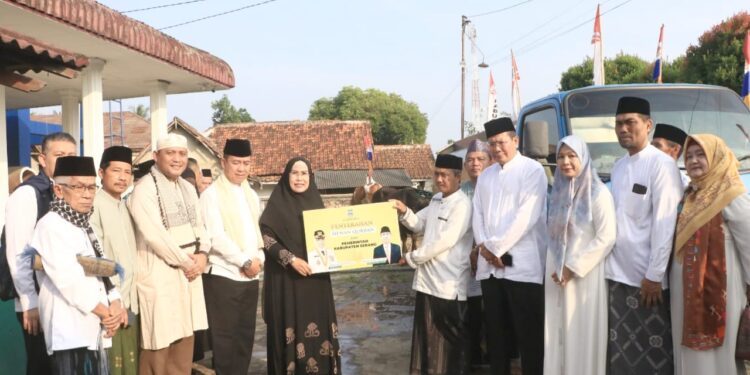 Sholat Ied di Masjid Baitussalam Pabuaran, Bupati Serang Salurkan Hewan Qurban
