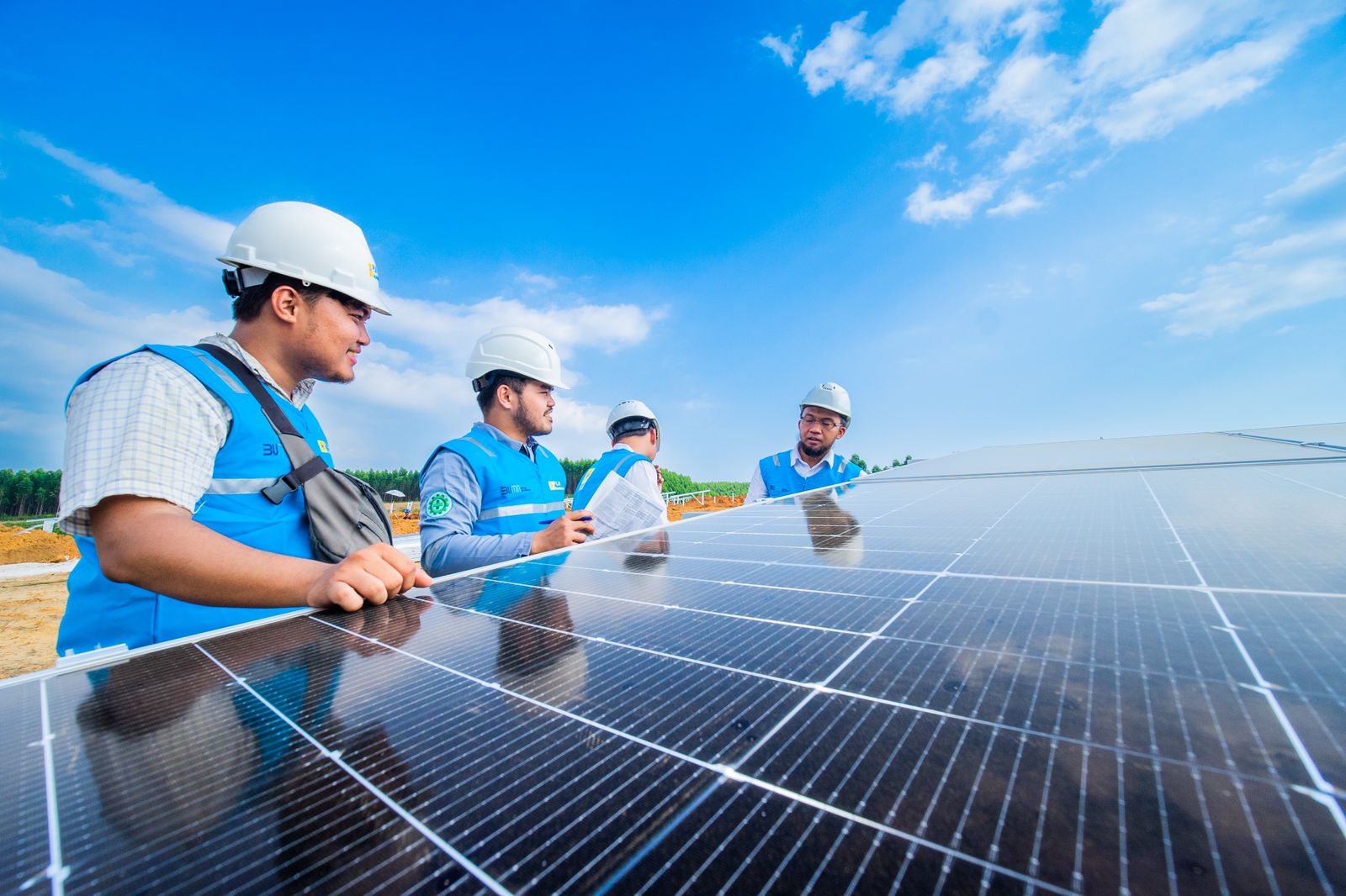 Petugas PLN melakukan inspeksi solar panel PLTS IKN.