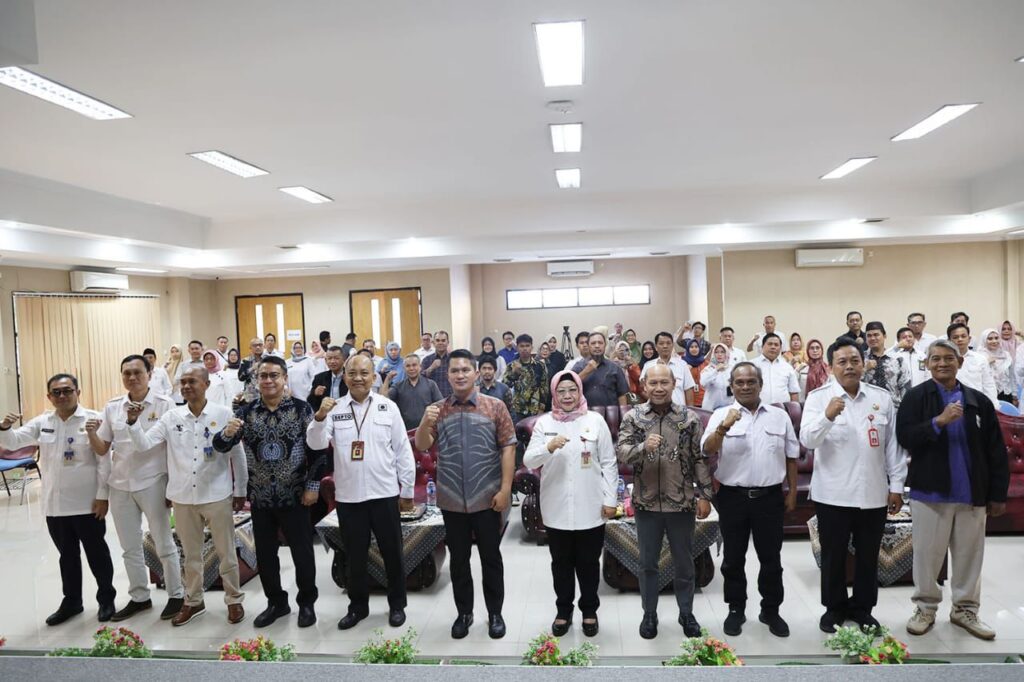 Foto bersama pada kegiatan Sosialisasi Tim Koordinasi Daerah Revitalisasi Pendidikan Vokasi dan Pelatihan Vokasi (TKDV) Provinsi Banten Tahun 2024 di Aula Dinas Tenaga Kerja dan Transmigrasi (Disnakertrans) Provinsi Banten, KP3B Curug, Kota Serang, Rabu (21/8/2024).