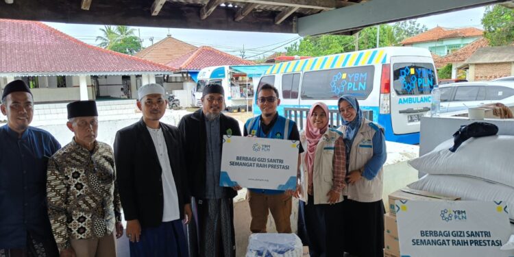 YBM PLN Salurkan 300 Porsi Makanan Bergizi Untuk Santri di Caringin Pandeglang
