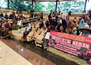 Ratusan Warga Lebak Geruduk Kantor DPRD Banten, Tolak Proyek Pembangunan TPST!