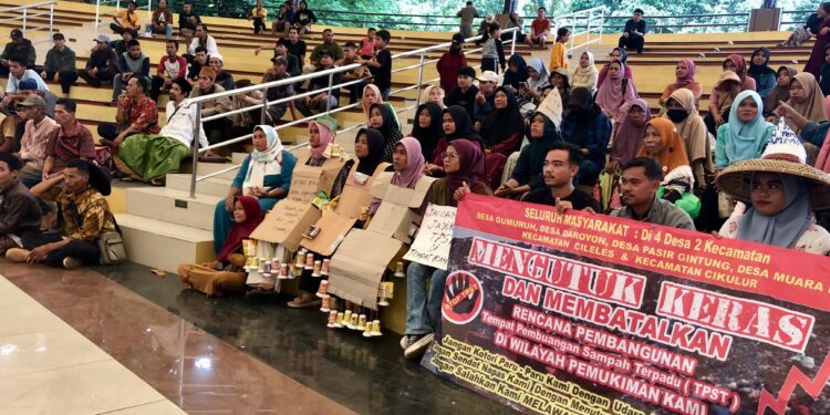 Ratusan Warga Lebak Geruduk Kantor DPRD Banten, Tolak Proyek Pembangunan TPST!