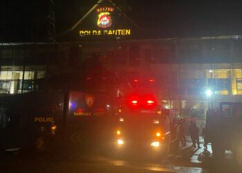 BREAKING NEWS! Gedung Utama Lantai 3 Polda Banten Dilalap Api, Penyebabnya Masih Misteri