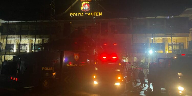 BREAKING NEWS! Gedung Utama Lantai 3 Polda Banten Dilalap Api, Penyebabnya Masih Misteri