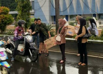 Hangatkan Ramadan, Komunitas Berbagi Nasi dan HMI-KOHATI Bagikan Ratusan Takjil di Alun-alun Pandeglang
