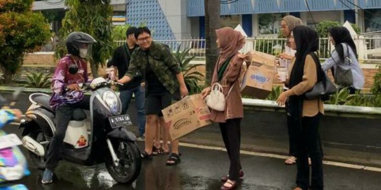 Hangatkan Ramadan, Komunitas Berbagi Nasi dan HMI-KOHATI Bagikan Ratusan Takjil di Alun-alun Pandeglang