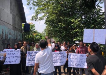 Protes ke Pemkab, Ratusan Warga Bangkonol Blokade Jalan ke TPA dan Tumpahkan Sampah di Halaman Kantor LH Pandeglang