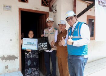 Kebahagiaan Siti Aminah Terpancar Saat Dapat Program Listrik Gratis Dari PLN