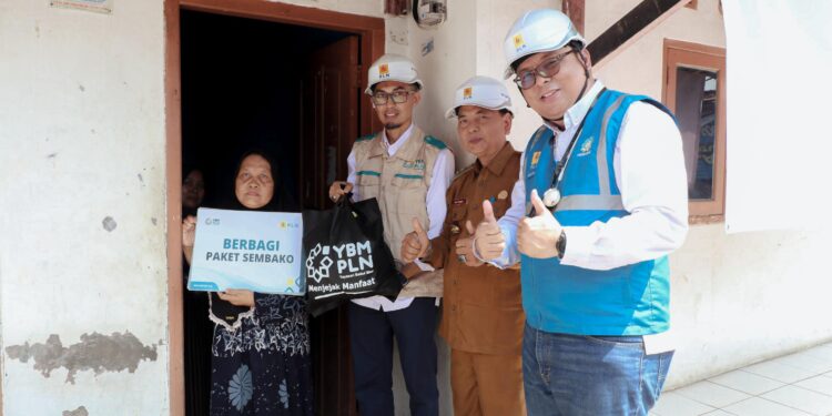 Kebahagiaan Siti Aminah Terpancar Saat Dapat Program Listrik Gratis Dari PLN