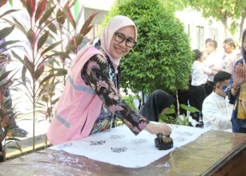 Momen HPN 2025, Pembina Srikandi PLN UID Banten Coba Langsung Proses Membatik Bersama Komunitas Rinara
