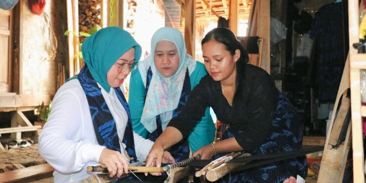 Peduli Sesama, PLN UID Banten bersama TP PKK Bakti Sosial Adat Baduy di Desa Kanekes