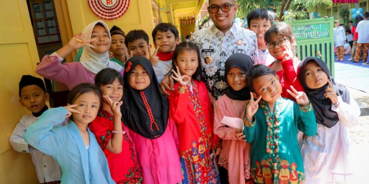 Peringati Hari Guru Nasional, Gubernur Banten Andra Soni Nostalgia ke SD Gandaria Utara 03