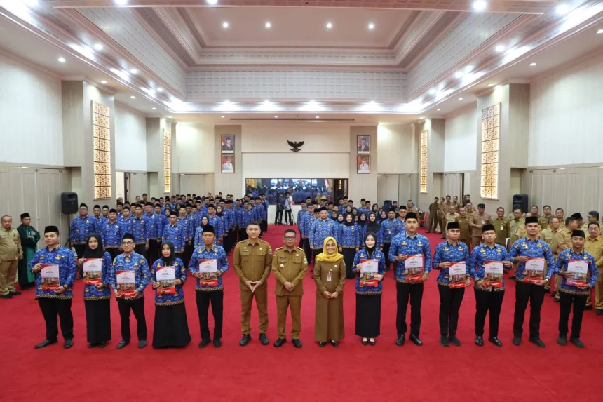 Penyerahan SK dilaksanakan secara simbolis di Pendopo Gubernur, Kawasan Pusat Pemerintahan Provinsi Banten (KP3B), Curug, Kota Serang, dan secara daring di instansi masing-masing pada Senin (15/12/2025).